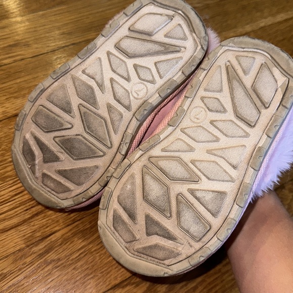 Cat & Jack - Faux fur size 7 toddler slippers in pink - Picture 6 of 6